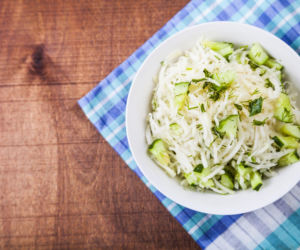 Surówka z kalarepy i ogórka z musztardą i koperkiem – chrupiąca jak chips, znika pierwsza z talerza