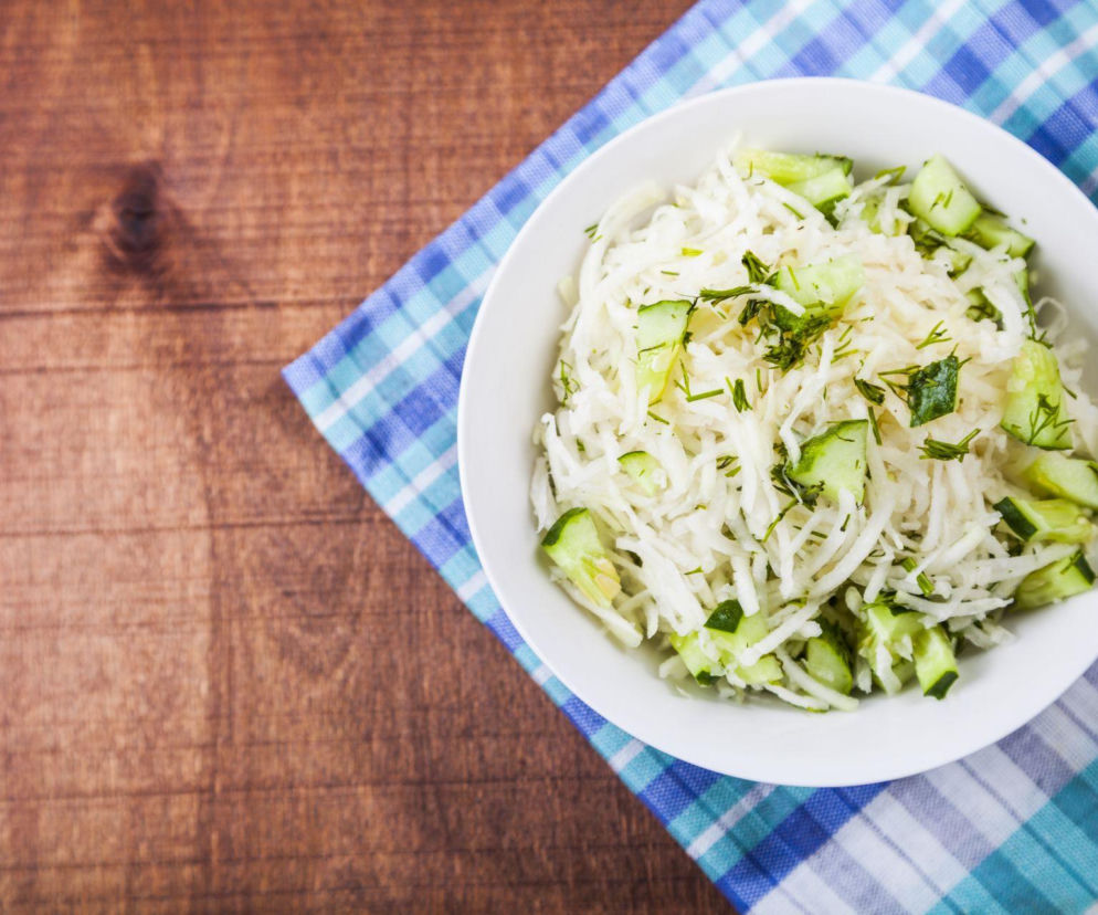 Surówka z kalarepy i ogórka z musztardą i koperkiem – chrupiąca jak chips, znika pierwsza z talerza