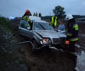 Podlaskie. Mercedes utknął w glinie. Strażacy musieli odkopać kierowcę