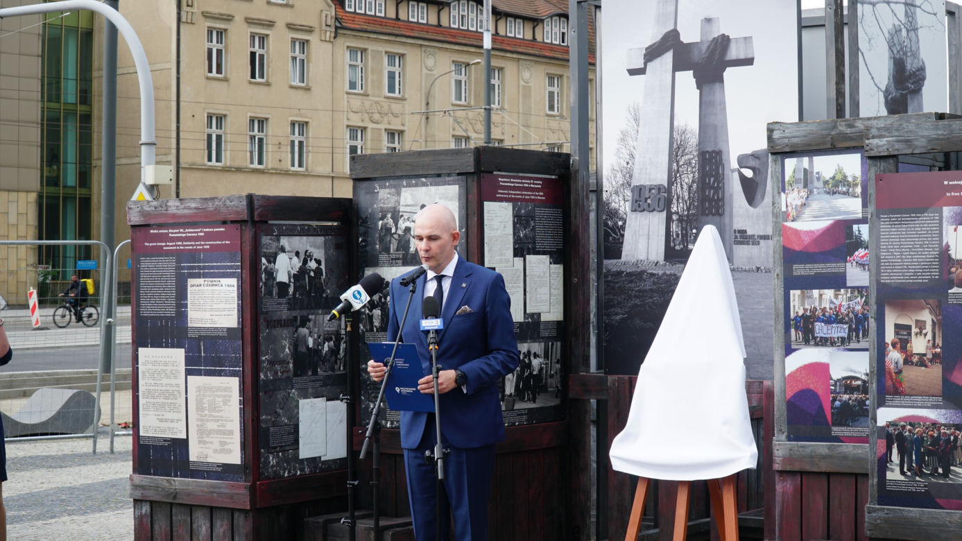 Uroczystość otwarcia wystawy o Poznańskim Czerwcu 1956 na Placu Mickiewicza