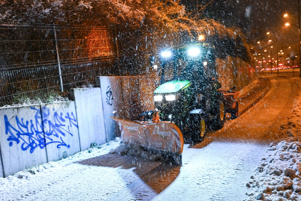 Zerwane linie energetyczne, wypadki na drogach. Atak zimy dał się we znaki
