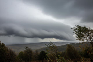 Prognoza dla Krosna na weekend. Czekają nas potężne wichury i deszcz!