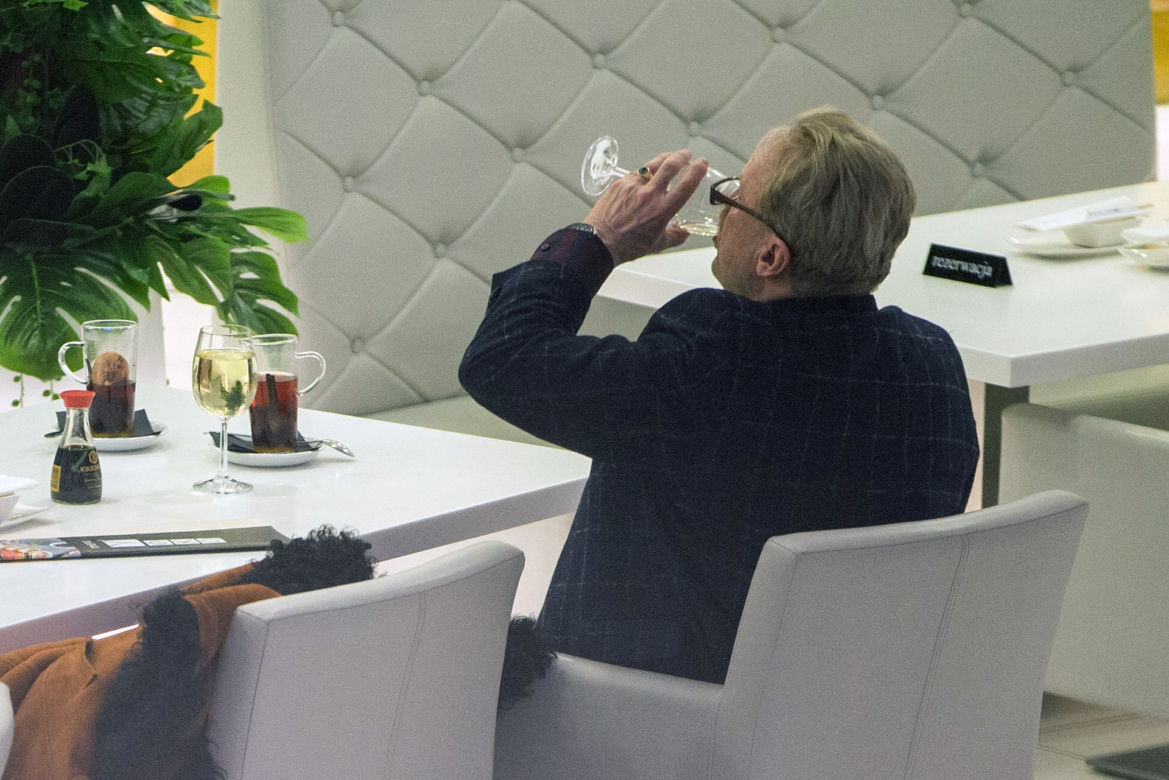 Daniel Olbrychski z żoną na Sushi, ona je on pije