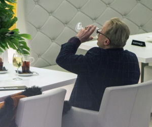 Daniel Olbrychski z żoną na Sushi, ona je on pije