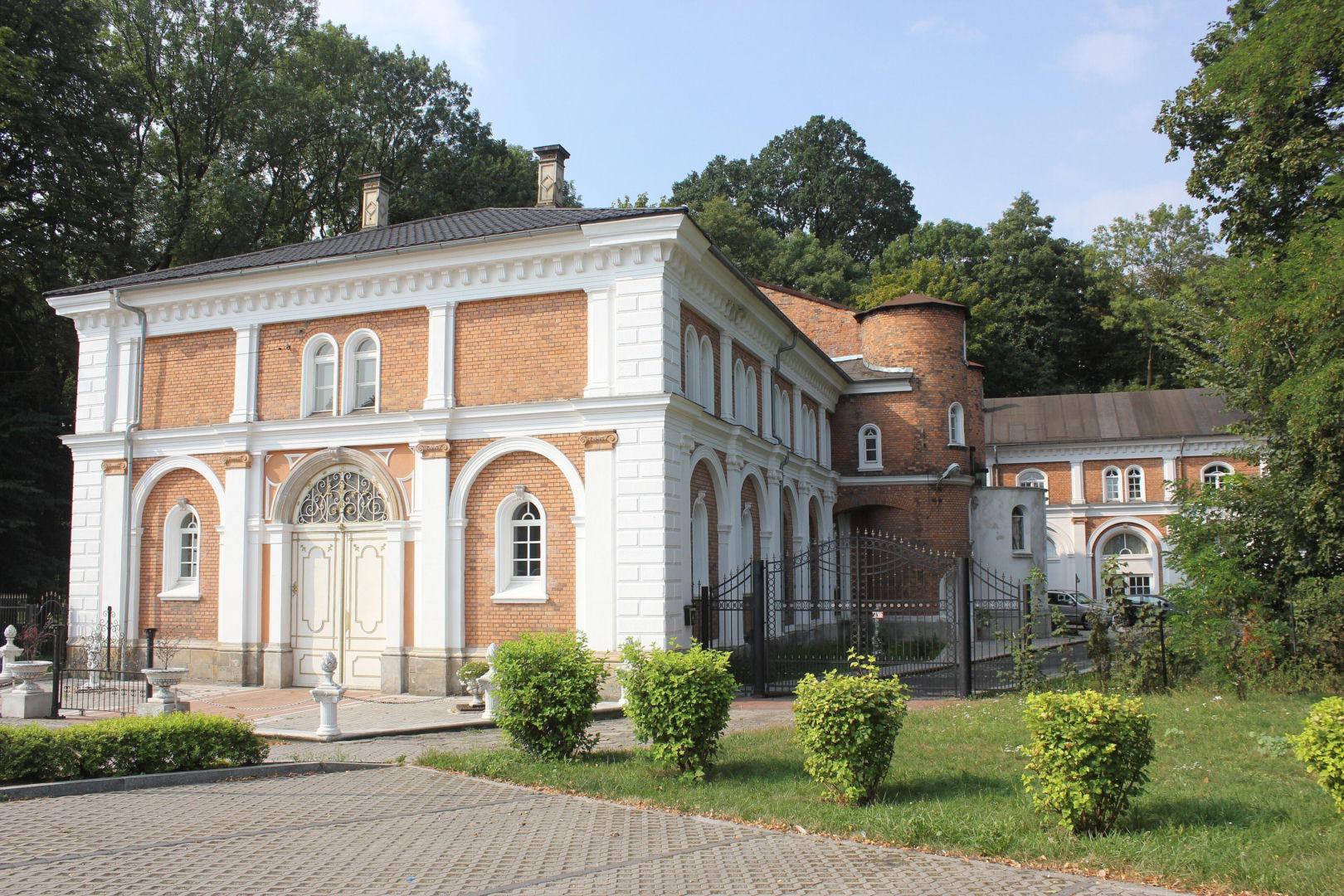 Strzelce Opolskie. Masztalernia obok zamku