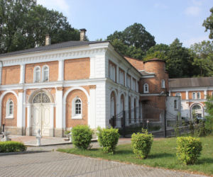 Strzelce Opolskie. Masztalernia obok zamku