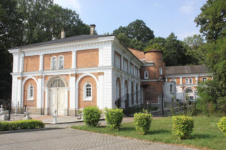 Strzelce Opolskie. Masztalernia obok zamku