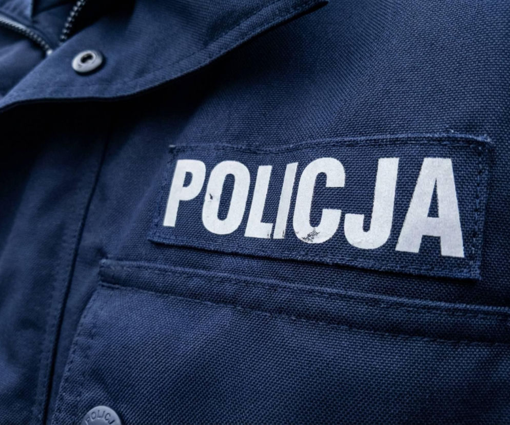 Policja-Fragment munduru policjanta z napisem POLICJA