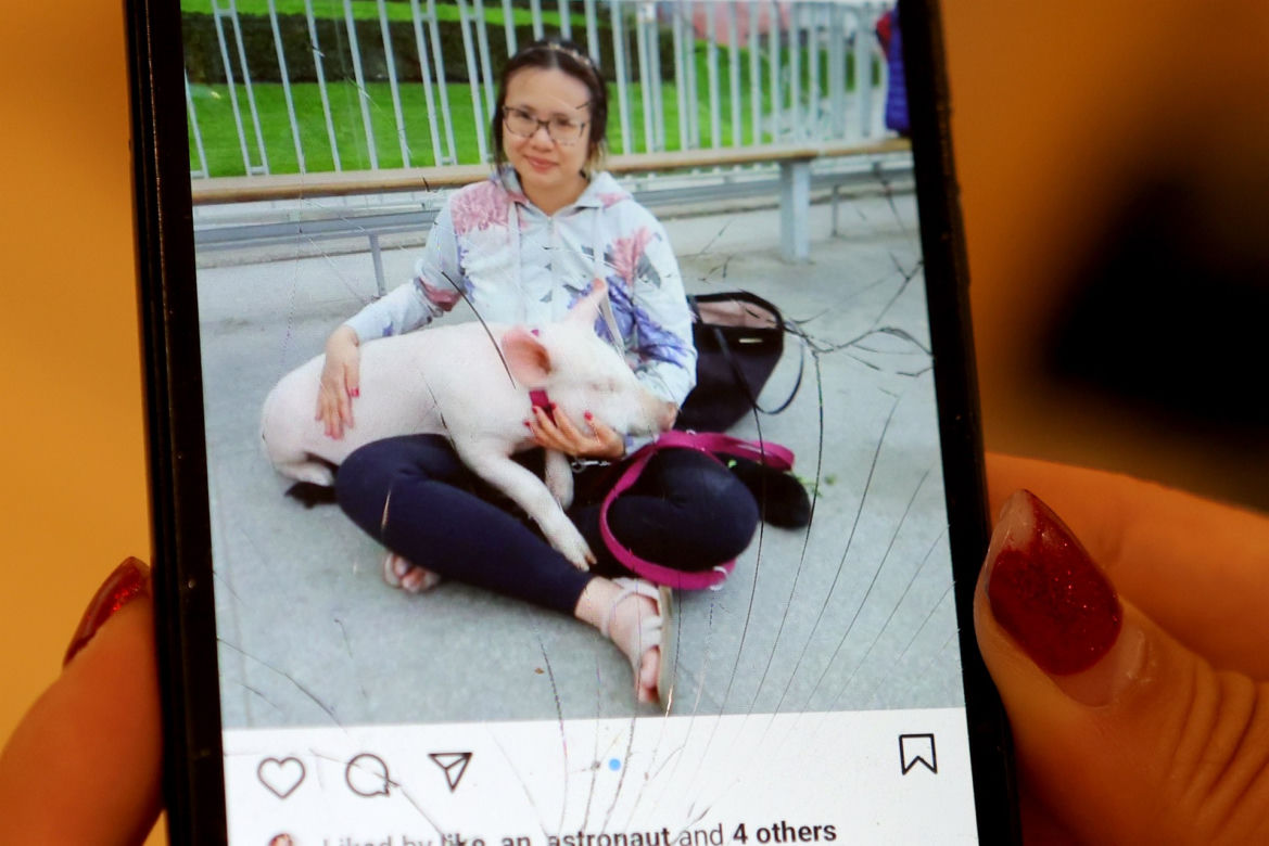 Alicia ze swoją świnką
