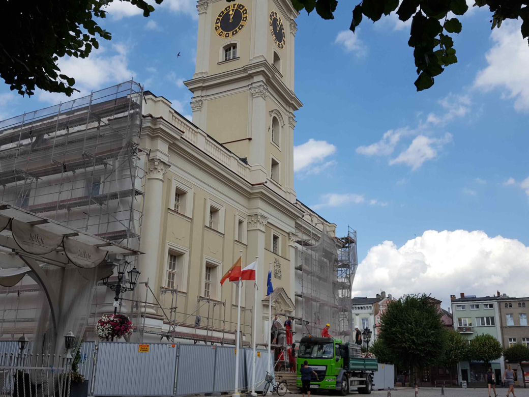Znika rusztowanie, odsłania nowe kolory. Kończy się remont ratusza w Lesznie