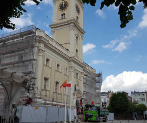 Znika rusztowanie, odsłania nowe kolory. Kończy się remont ratusza w Lesznie