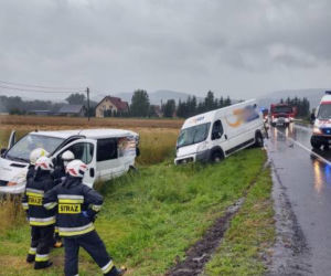 Łososina Dolna. Zderzenie dwóch dostawczaków. Ciężarówka chciała je minąć i skończyła w rowie