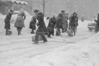 Śnieg po kolana, mróz i codzienność bez udogodnień. Tak wyglądała zima w czasach PRL