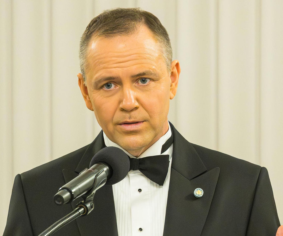 Karol Nawrocki w smokingu przemawia do mikrofonu. O deklaracji prezydenta dotyczącej wsi przeczytasz na SE Polityka.