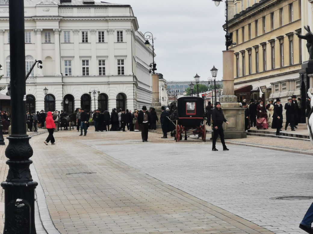 Co się dzieje na Krakowskim Przedmieściu w Warszawie? Rosyjskie napisy na ulicach