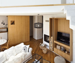 Neutralny salon w drewnie i bieli
