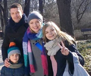M jak miłość. Andrzej Młynarczyk (Tomek), Joasia (Barbara Kurdej-Szatan), Zosia (Julia Wróblewska), Wojtuś (Feliks Matecki) na planie