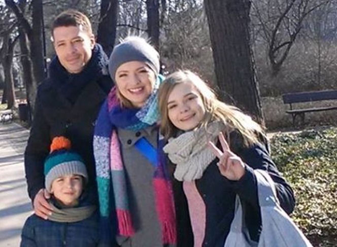 M jak miłość. Andrzej Młynarczyk (Tomek), Joasia (Barbara Kurdej-Szatan), Zosia (Julia Wróblewska), Wojtuś (Feliks Matecki) na planie
