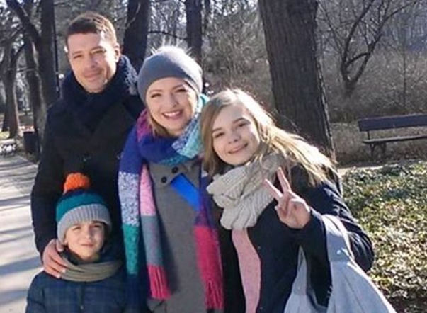 M jak miłość. Andrzej Młynarczyk (Tomek), Joasia (Barbara Kurdej-Szatan), Zosia (Julia Wróblewska), Wojtuś (Feliks Matecki) na planie