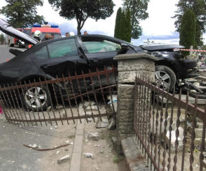 Wypadek w Niewieścinie. Rozpędzona kobieta zakończyła swój rajd na... cmentarzu [ZDJĘCIA]