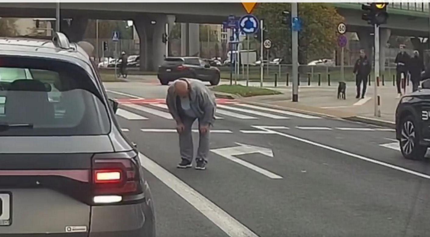 Kierowca Porsche zaatakował starszą kobietę. Chwilę potem uciekł spod świateł