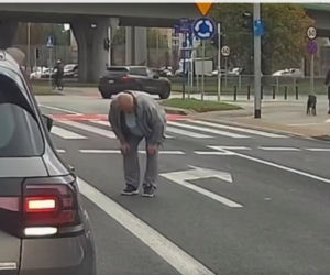 Kierowca Porsche zaatakował starszą kobietę. Chwilę potem uciekł spod świateł
