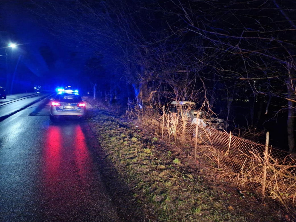 Zjechał z drogi i huknął w drzewo. Jego auto stanęło w płomieniach. Cudem uniknął śmierci