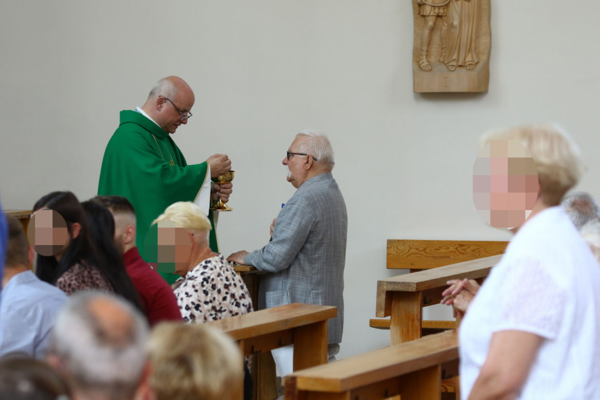 Lech Wałęsa wyszedł ze szpitala. Swoje kroki skierował do kościoła