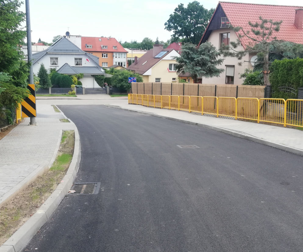 Na ulicy postawiono 26 barierek, które chronią pieszych. Pytanie przed czym?