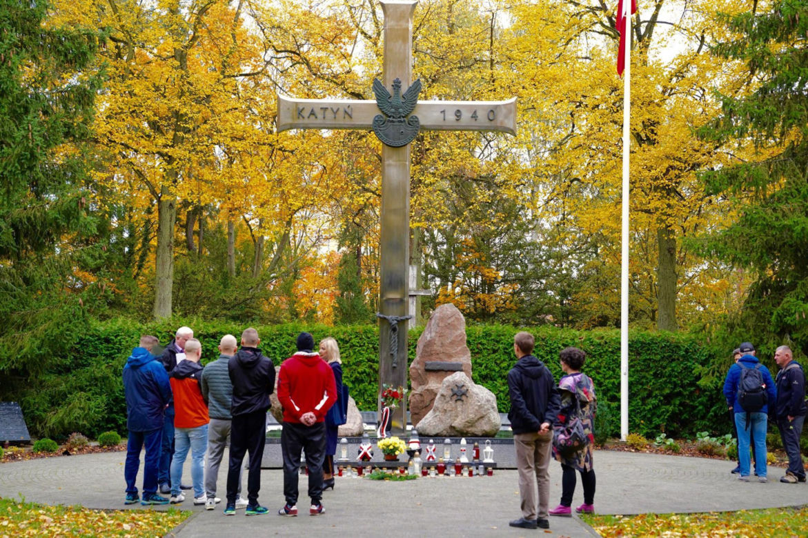 Zamiast nudzić się w celi, sprzątali groby. Więźniowie zadbali o miejsca pamięci