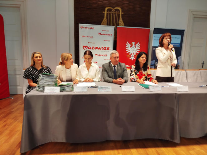 Dwie lokalne inwestycje z wysokim wsparciem unijnym. Umowy na budowę wiaduktu warszawskiego w Siedlcach i rozwój bioróżnorodności w Mrozach – już podpisane!