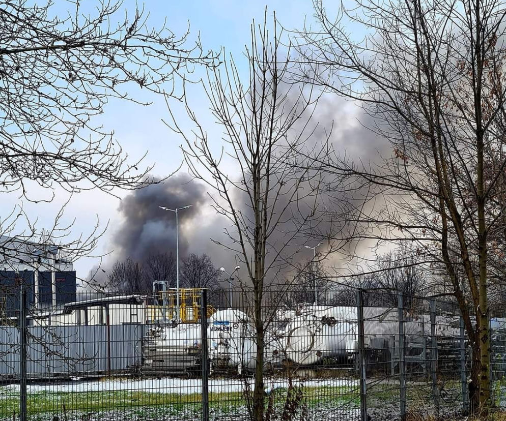Pożar zakładów chemicznych w Chorzowie. Kłęby dymu nad miastem