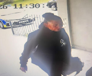 Sceny jak z filmu na komendzie w Słupsku. Sprawczyni kolizji drogowej natrudziła się, by uniknąć odpowiedzialności