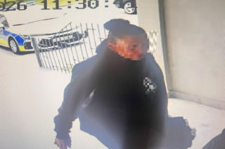 Sceny jak z filmu na komendzie w Słupsku. Sprawczyni kolizji drogowej natrudziła się, by uniknąć odpowiedzialności