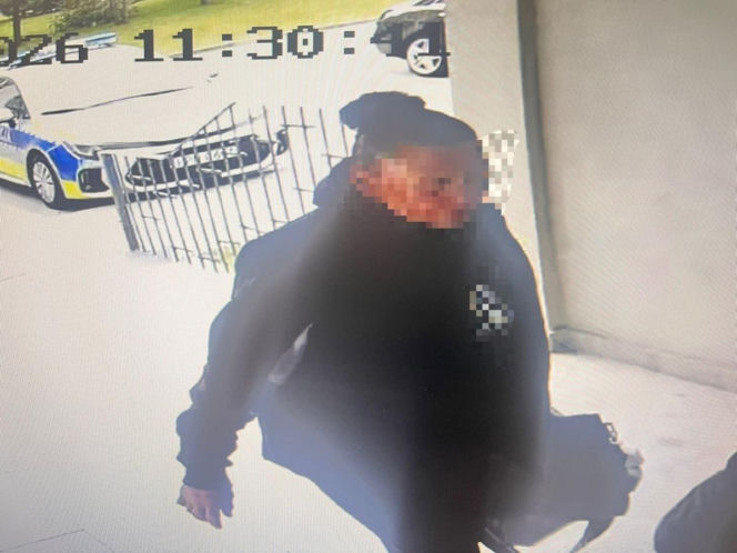 Sceny jak z filmu na komendzie w Słupsku. Sprawczyni kolizji drogowej natrudziła się, by uniknąć odpowiedzialności