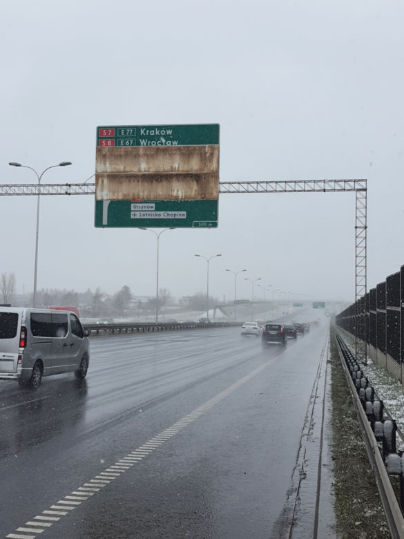 Kuriozalna sytuacja przed zjazdem na POW. Zepsuty znak będzie straszył dwa tygodnie