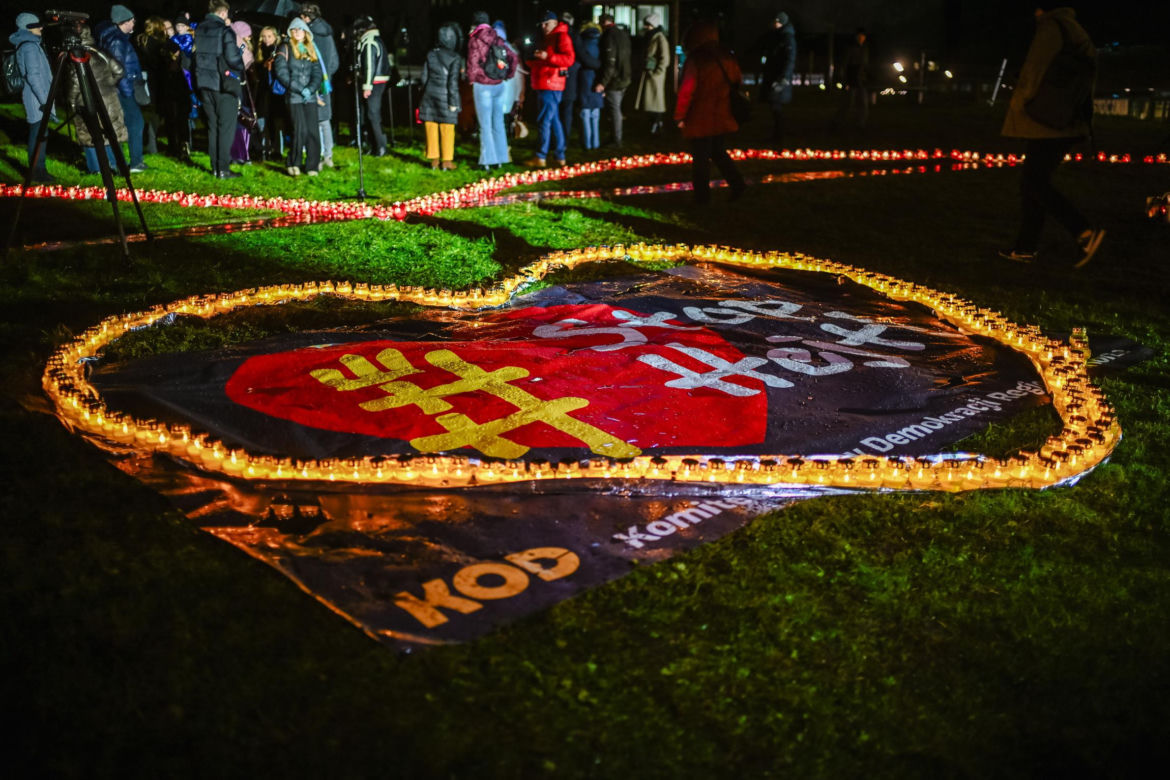 Gdańsk. "Rocznica śmierci Pawła Adamowicza. Na pl. Solidarności zapłonęło Wielkie Serce [ZDJĘCIA]. 
