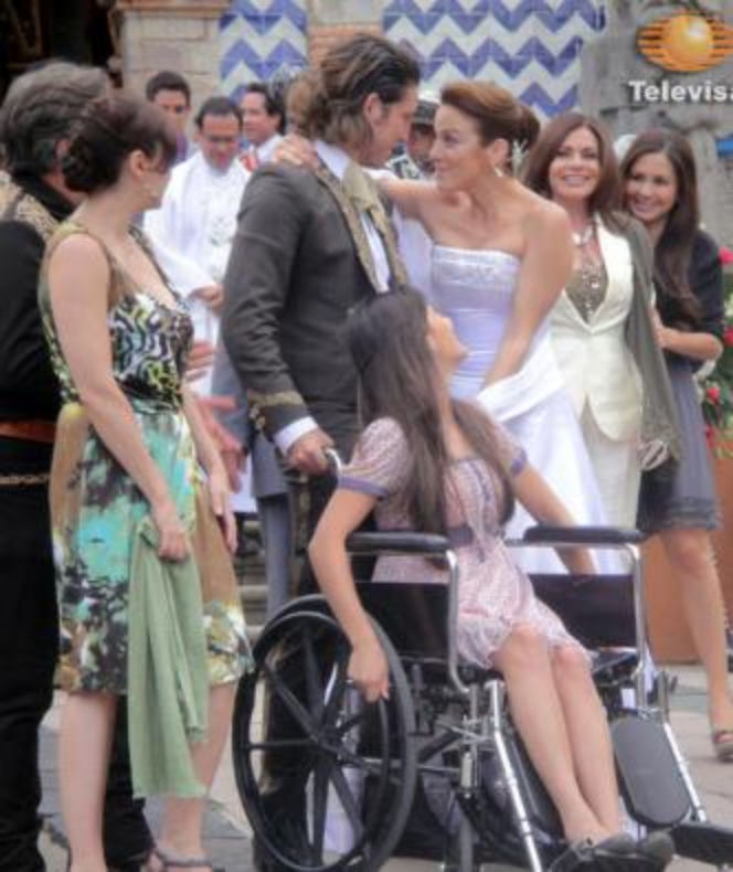 Nieposkromiona miłość (Amor bravio). Ślub Camili (Silvia Navarro) i Daniela (Cristian de la Fuente)