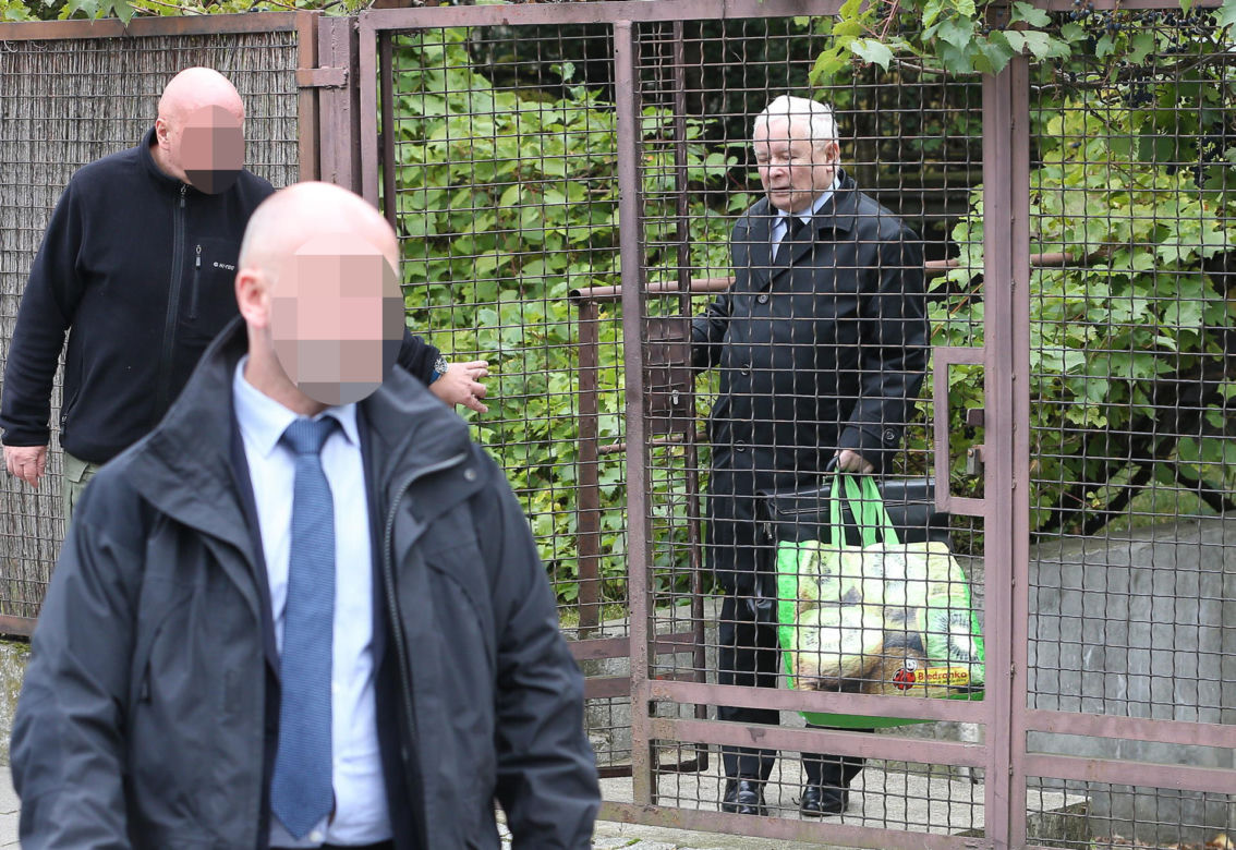 Jarosław Kaczyński sam niesie ogromną torbą z dyskontu! Co w niej ma?! Jego limuzyna pognała na Nowogrodzką 