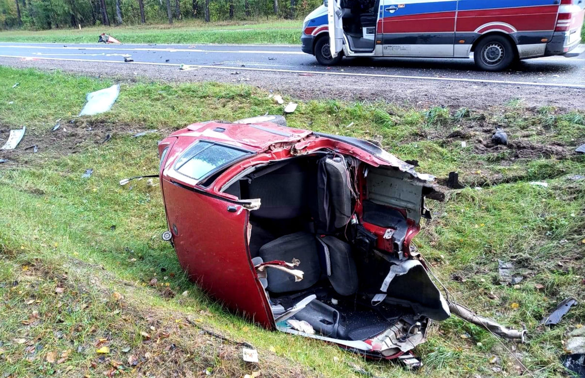 Bielsk Podlaski – Kleszczele. Samochód rozpadł się na pół po uderzeniu przez terenówkę