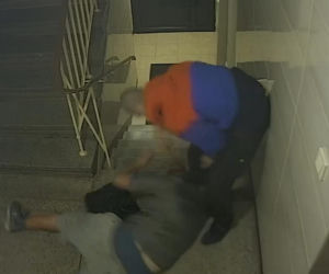 Skatował sąsiada na oczach kamer. Wcześniej mu pomógł