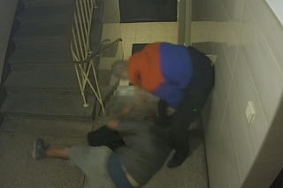 Warszawa: SKATOWAŁ sąsiada na oczach kamer! Wcześniej mu pomógł...
