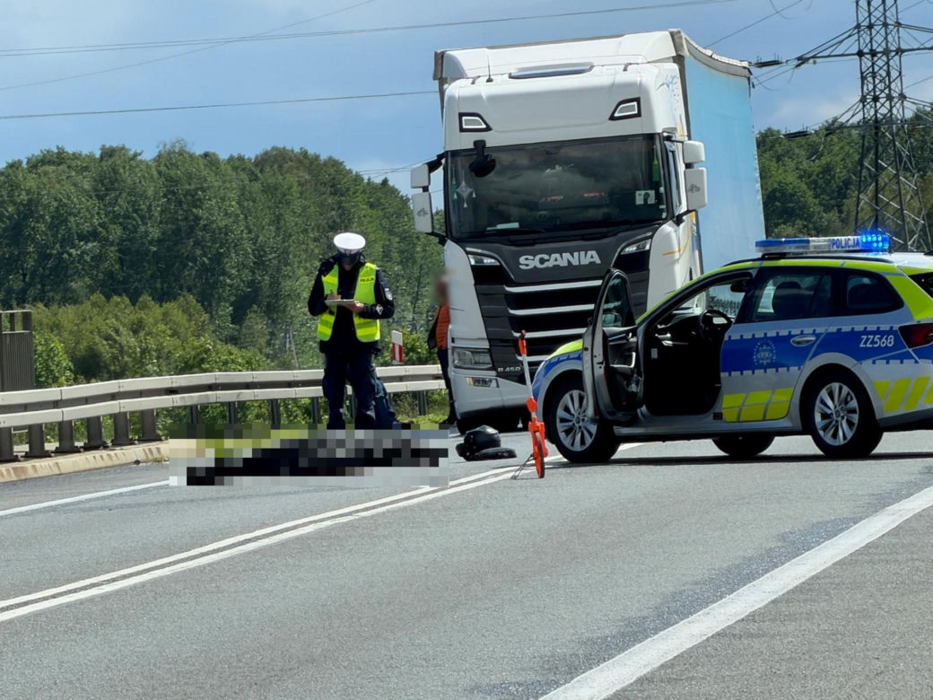 Motocyklista huknął w bariery na wiadukcie. 34-latek zginął na miejscu