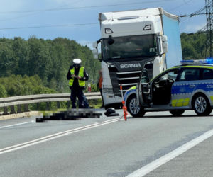 Motocyklista huknął w bariery na wiadukcie. 34-latek zginął na miejscu