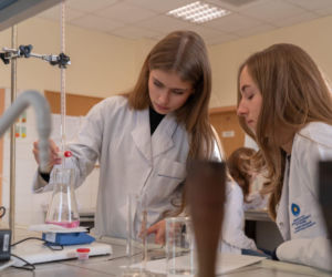 Fartuchy, probówki i prawdziwa nauka. Uczniowie z regionu opanowali Collegium Medicum w Bydgoszczy!