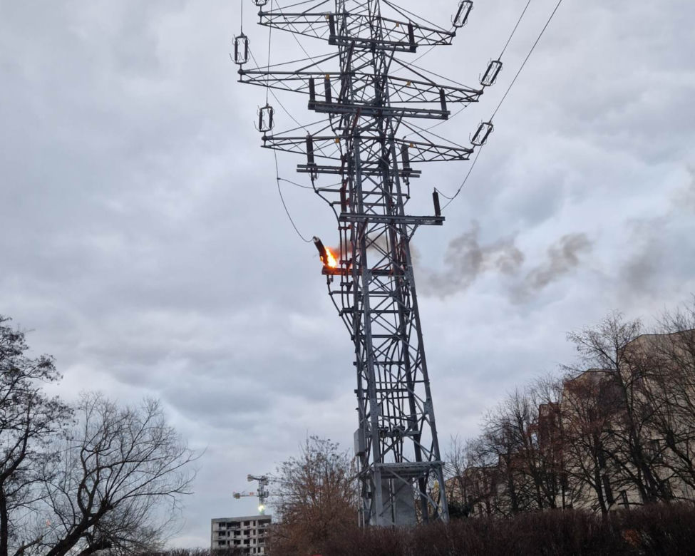 Zapłonął słup energetyczny na warszawskim Gocławiu