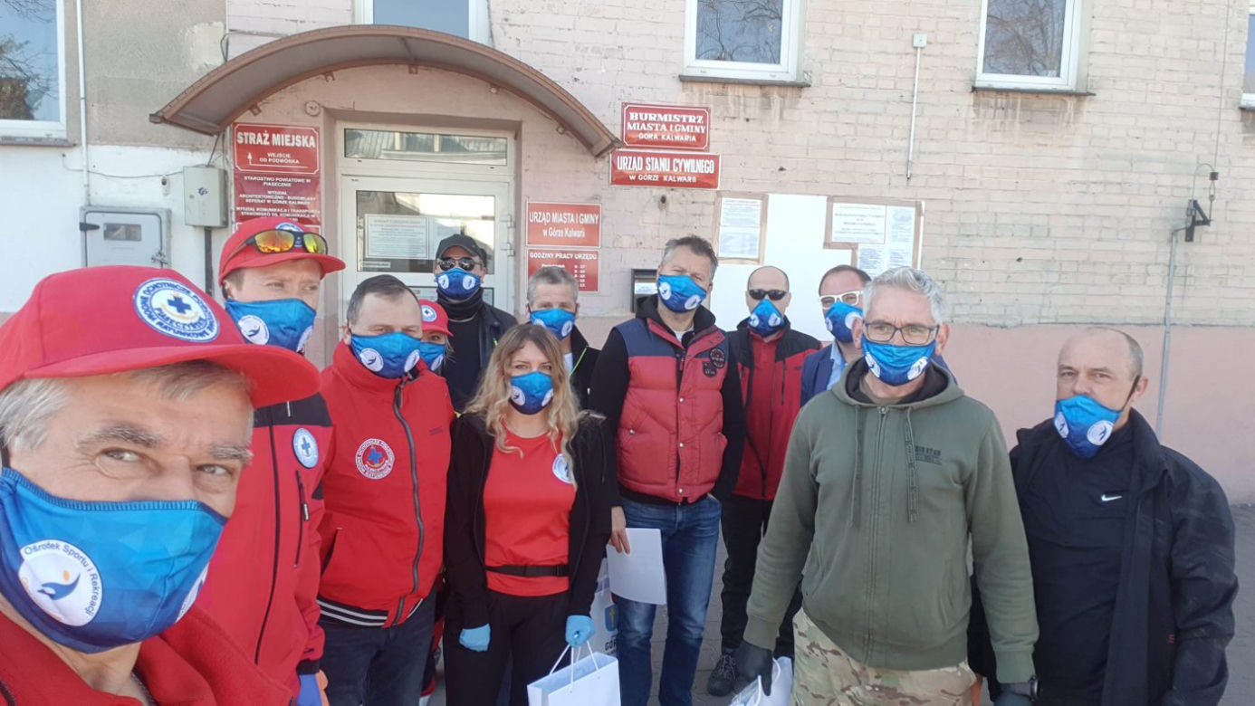 WOPR z Góry Kalwarii rozdaje emerytom maseczki