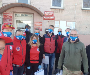 WOPR z Góry Kalwarii rozdaje emerytom maseczki