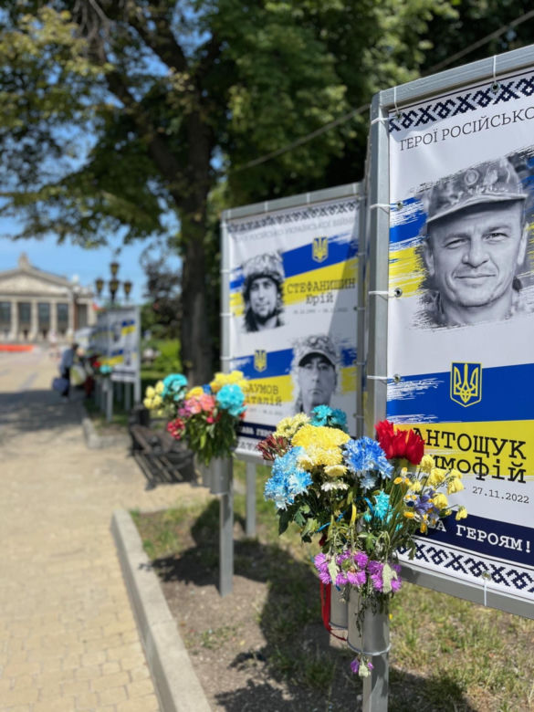 Tak wygląda wojenna rzeczywistość na ulicach Lwowa. Gdy wyją syreny, nikt już nie reaguje. "Boimy się, ale trzeba żyć"