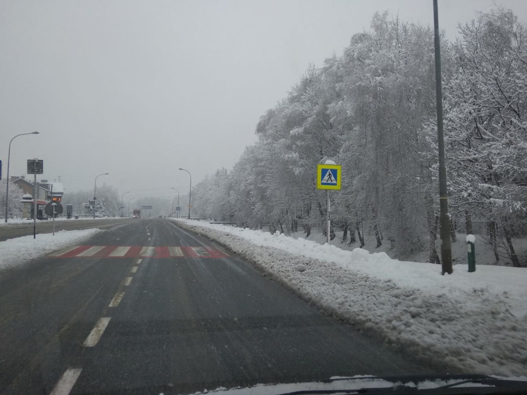 FATALNE warunki na drogach Rzeszowa. Śnieżny ARMAGEDON! [ZDJĘCIA]